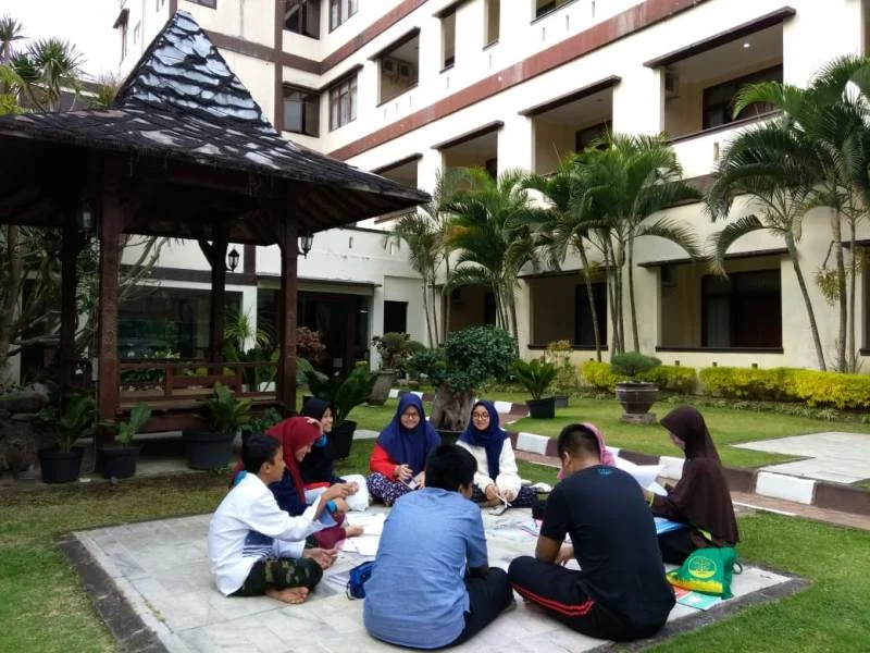 Jelang ME Awards, Siswa Ini Belajar Sambil Refreshing  di Taman Hotel