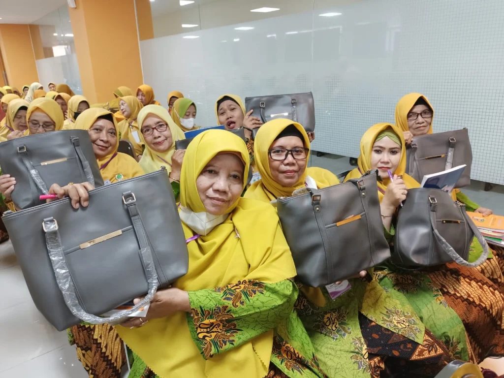 Musyawirin Aisyiyah Kota Surabaya Dapat Tas, Ini Isinya
