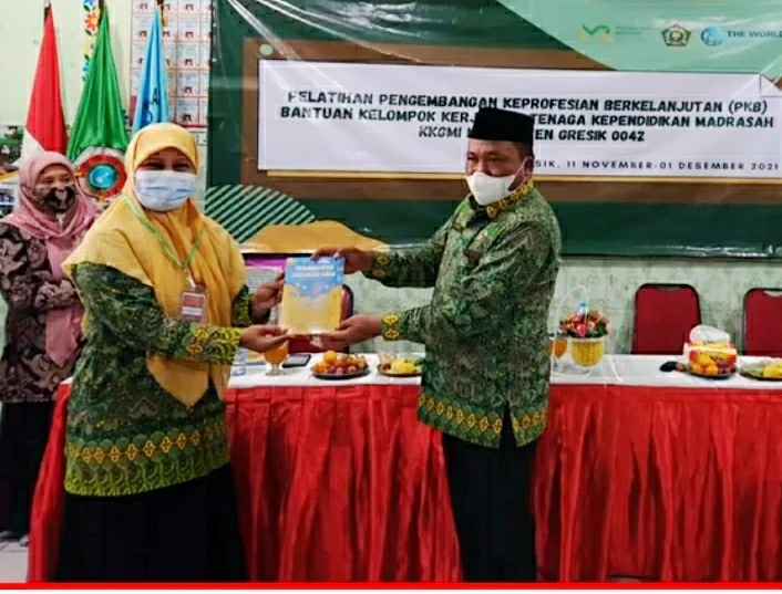Guru Mimdaka Serahkan Buku Karyanya ke Kepala Kemenag Gresik