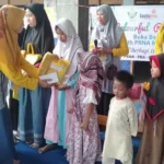 Nasyiah Gandeng Lazismu Bagikan Bingkisan dan Santunan ke Warga