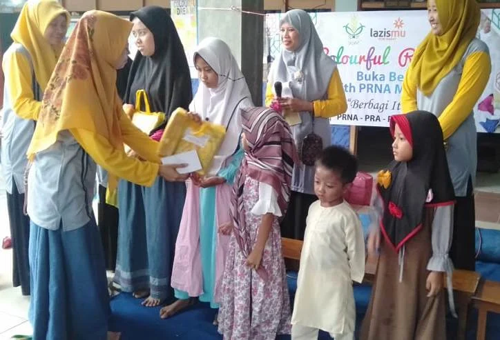 Nasyiah Gandeng Lazismu Bagikan Bingkisan dan Santunan ke Warga