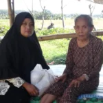 Nasyiah Bagikan Sembako ke Warga