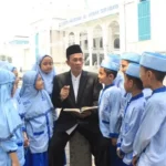 Beginilah Calon DPD Memahamkan Murid SD Makna Surat Al Maun