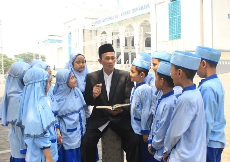 Beginilah Calon DPD Memahamkan Murid SD Makna Surat Al Maun