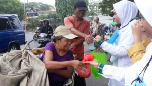 Murid Baru Diajak Berbagi Nasi Bungkus kepada Dhuafa