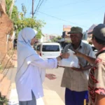 Merayakan Tahun Baru dengan Membagikan 1001 Nasi Kotak kepada Warga