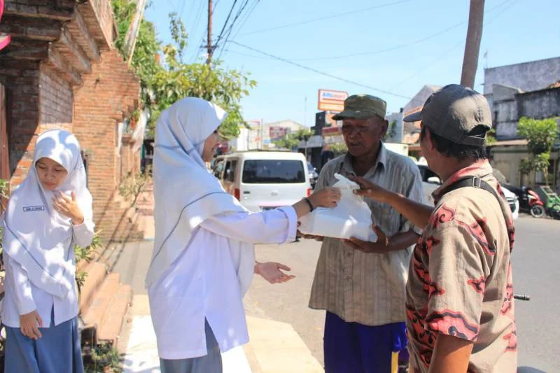 Merayakan Tahun Baru dengan Membagikan 1001 Nasi Kotak kepada Warga