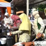 Nasyiah Jatim Beraksi Layani Pengantre Bakso Gratis Lazismu