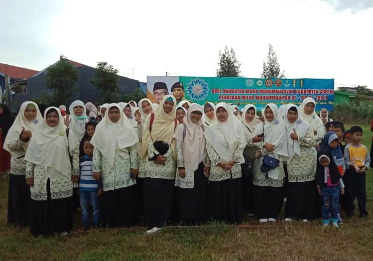 Di Barisan Nasyiah Tampak Anak-Anak Ikuti Upacara