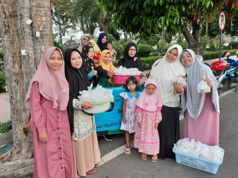 Meriahkan Milad Nasyiah dengan Sebarkan Takjil ke Pemakai Jalan