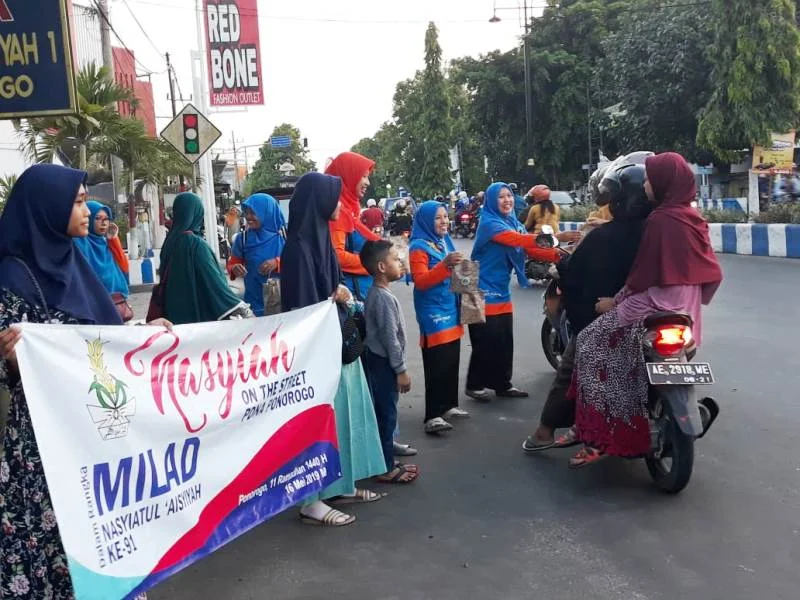 Nasyiah on The Street Bagikan 13.000 Takjil Serentak Se-Jatim