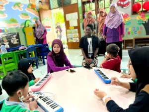 Native Speaker Amerika Serikat Belajar Membuat Klepon di TK Aisyiyah Bebekan