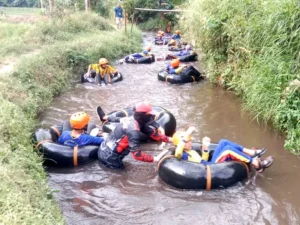 Relaksasi Usai Ujian, Siswa Ikrom Ramai-Ramai Ngintir Kali