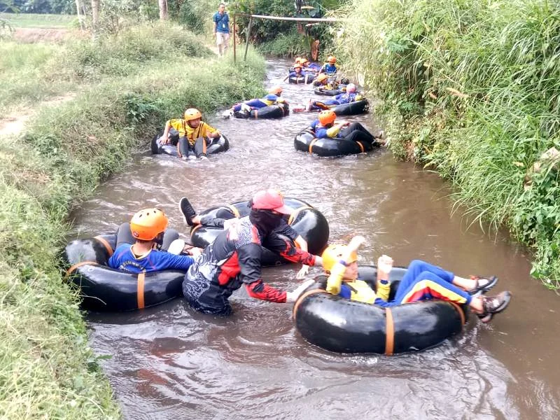 Relaksasi Usai Ujian, Siswa Ikrom Ramai-Ramai Ngintir Kali