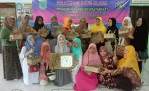 Dosen Umsida Ajari Warga Desa  Kelola Sampah Jadi Barang Laku Jual