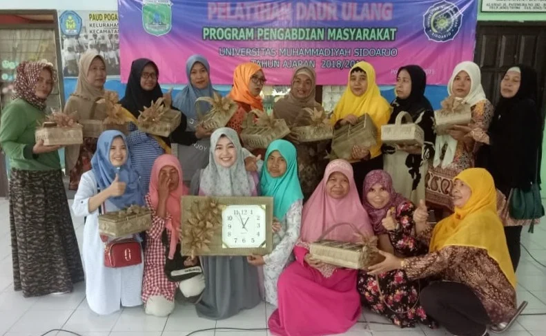 Dosen Umsida Ajari Warga Desa  Kelola Sampah Jadi Barang Laku Jual