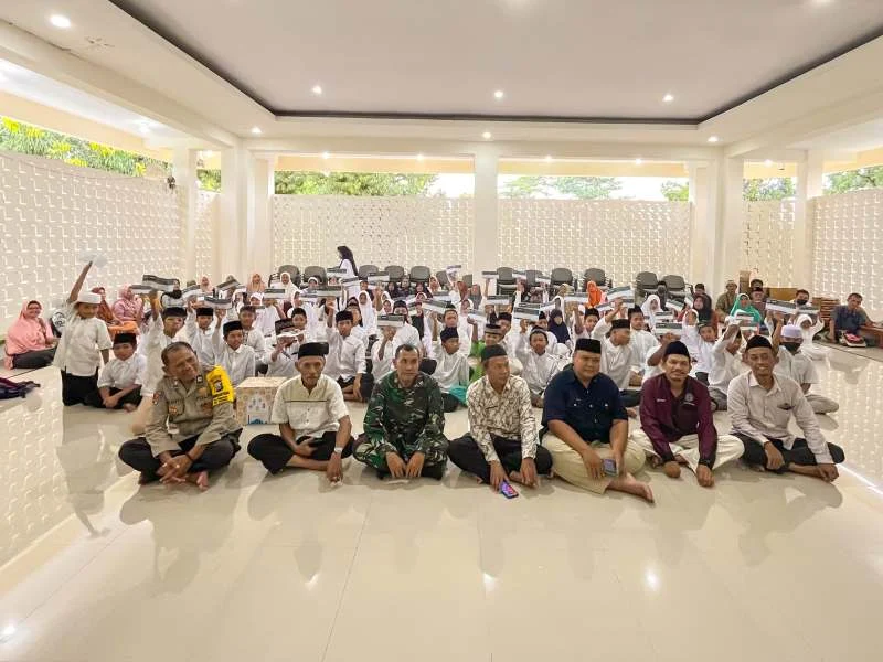 LKSA Nurul Husna Bagikan Parsel Lebaran untuk Anak Asuh