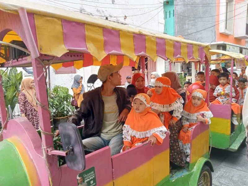Ikut Imunisasi Polio, Siswa Naik Odong-Odong