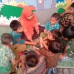 Melupakan Gadget, Anak-Anak Ini Asyik Bermain Ontong-Ontong Bolong