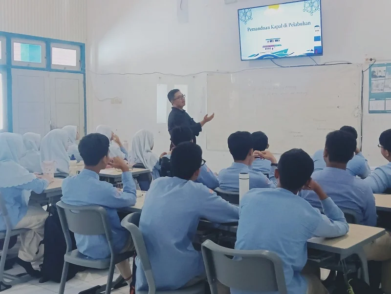 Kapten Kapal Ini Berbagi Pengalaman dengan Siswa Spemdalas