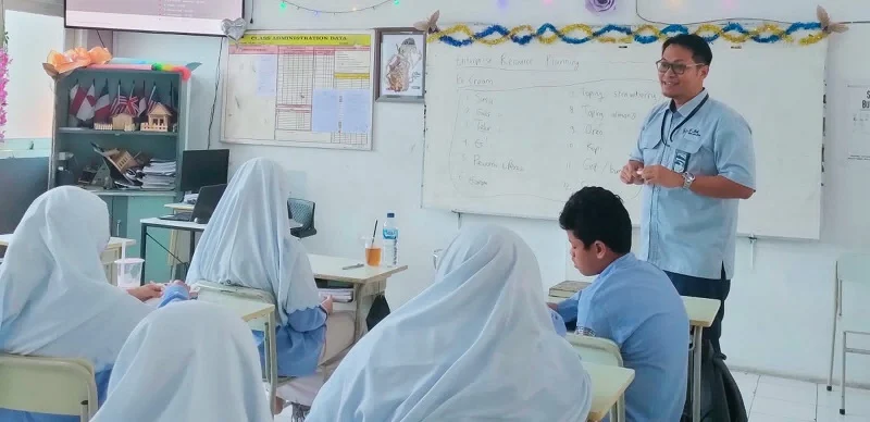 Spemdalas Hadirkan Direktur Operasional PT FJM di Orangtua Mengajar