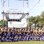 Serunya Anak-Anak dan Guru Tarik Tambang di Lumpur