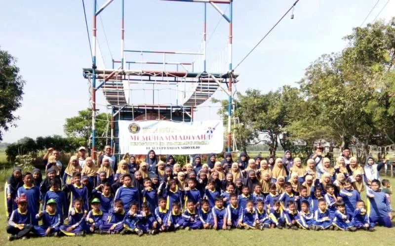 Serunya Anak-Anak dan Guru Tarik Tambang di Lumpur