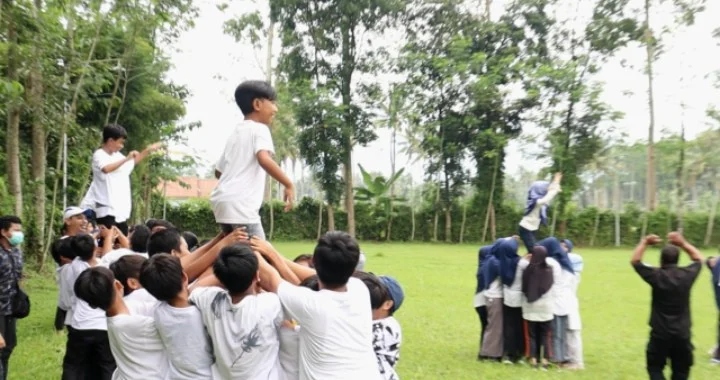 Tangis Haru Siswa dan Guru Warnai Farewell Camp SD Mutu Jember