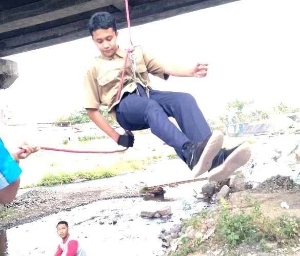 Serunya Outbound Gabungan Ini, Merayap di Lumpur hingga Meniti Tali