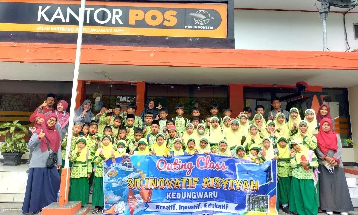 Serunya Outing Class SD Inovatif Aisyiyah Kedungwaru, Kirim Surat Pakai Perangko