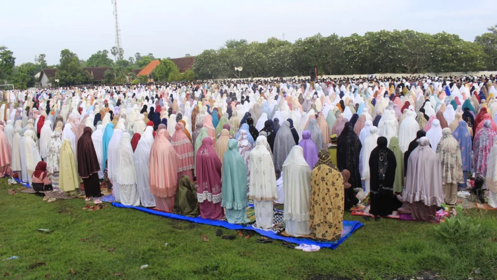 Tetap Padati Lapangan, Warga Paciran yang Rayakan Idul Fitri Jumat
