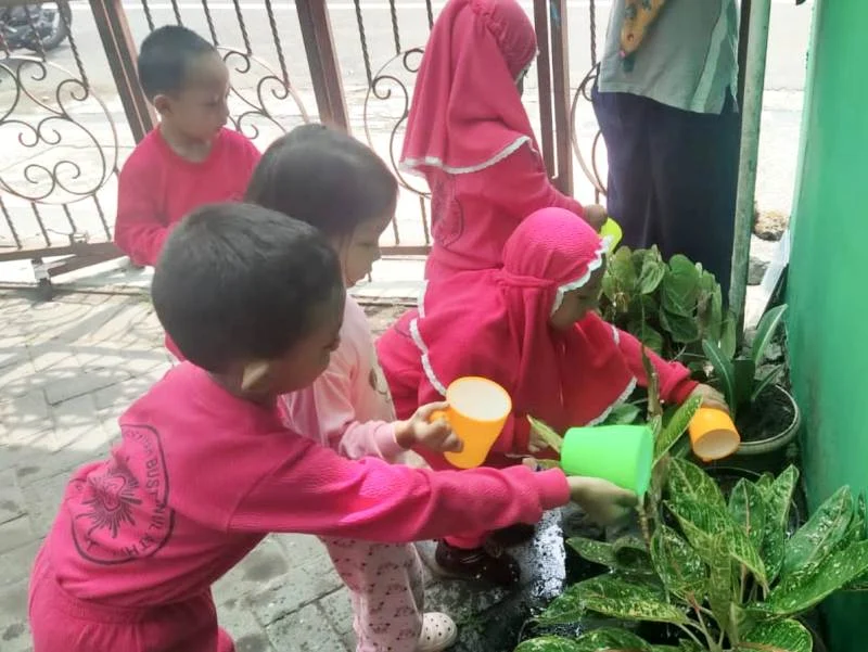 Anak PAUD Aisyiyah Blitar Ikut Bersih-Bersih Sekolah