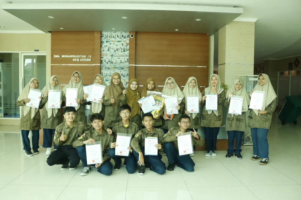 Pusat Bahasa Spemdalas Serahkan Sertifikat English Speaking Club Smamio