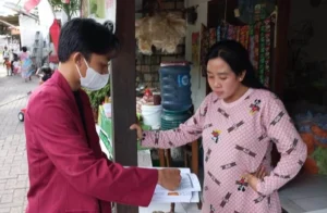 Mahasiswa Perbankan UMSurabaya Kenalkan Keuangan Syariah ke Warga