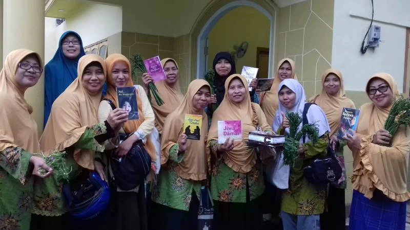 Berkah Ibu-Ibu Aisyiyah Rajin Pengajian, Dapat Buku dan Sayur