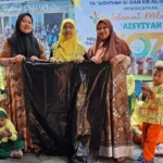 PCA Kebomas Bersih-Bersih Lingkungan bersama KB Al Walidah dan TK Aisyiyah XI Giri