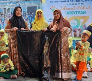 PCA Kebomas Bersih-Bersih Lingkungan bersama KB Al Walidah dan TK Aisyiyah XI Giri