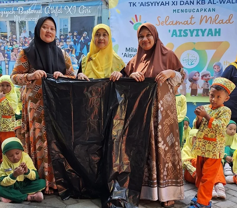 PCA Kebomas Bersih-Bersih Lingkungan bersama KB Al Walidah dan TK Aisyiyah XI Giri