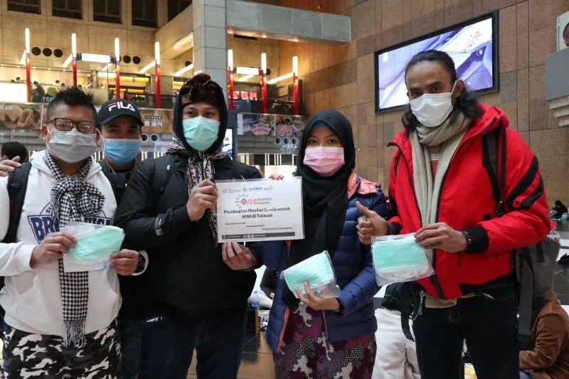 Kader PCIM Taiwan Bagikan Ribuan Masker ke WNI