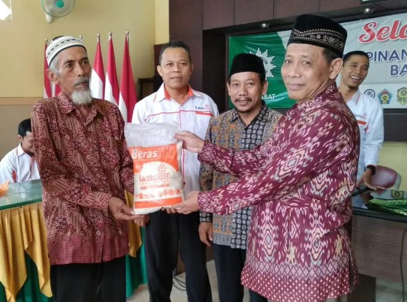 Lazismu Babat Serahkan Bingkisan kepada Duafa