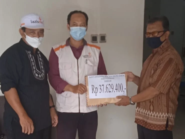 PCM Krian Serahkan Rp 37 Juta untuk Bencana Semeru