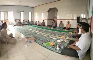 Selain Santuni Anak Yatim Juga Dianjurkan Membelai Rambutnya