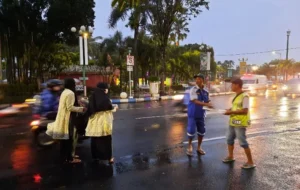 Berbagi Takjil Plus Dakwah Stiker ala Nasyiah Jember