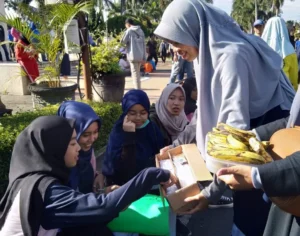 Diusir Satpol PP, Pashmina Tetap Peringati Hari Gizi