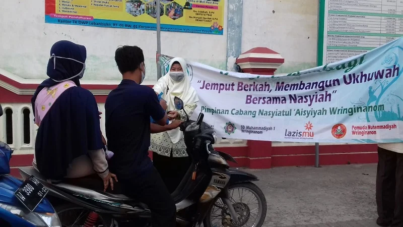 PCNA Wringinanom Bagi Takjil Jemput Berkah