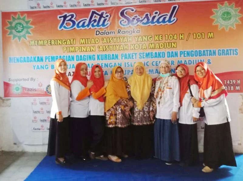 Peringati Milad Aisyiyah, PDA Kota Madiun Bagi Daging, Sembako, dan Pengobatan