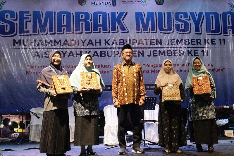 PDM Jember Beri Juara Kembar di Perlombaan Literasi Ini