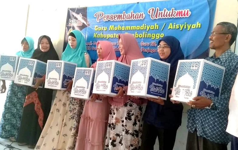 Lazismu Kab. Probolinggo Bagikan Bingkisan Lebaran kepada Guru