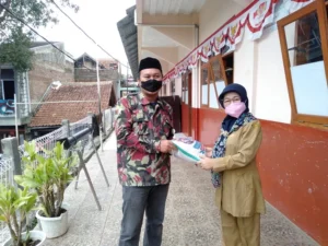 PDPM Kota Bandung Bagikan Beras dan APD