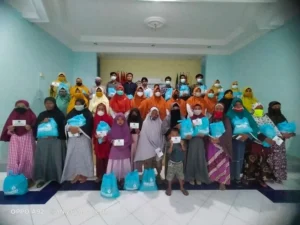 Safari Ramadhan, Lazismu dan PDNA Lamongan Beri Sembako ke Anak Yatim